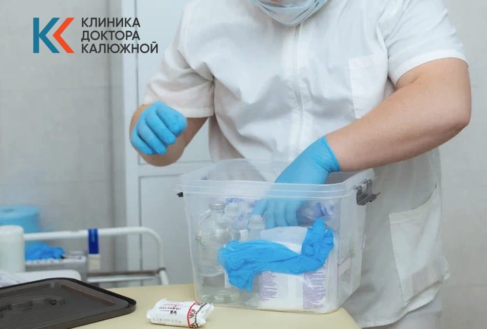 Врач достает препараты из ящика