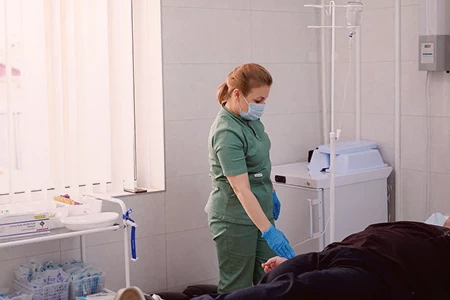 медсестра ставит капельницу для лечения алкоголизма