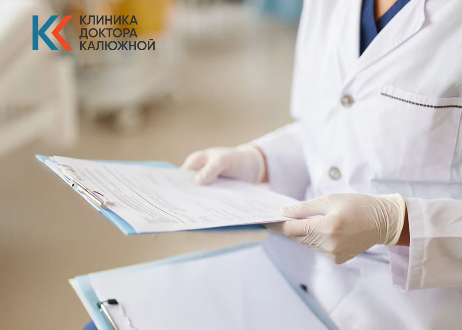 Основания для принудительного лечения Врач держит документы